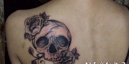 带着玫瑰花的骷髅纹身