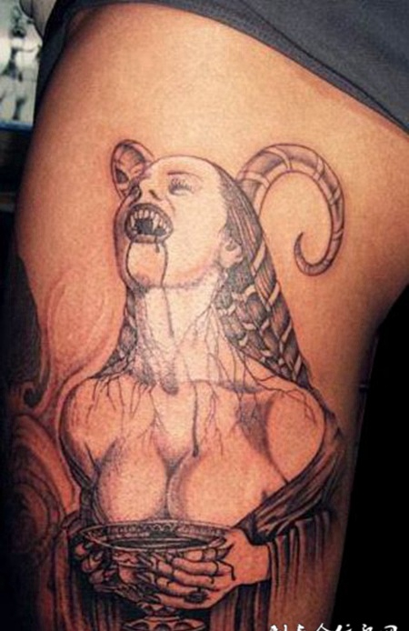 腿上的女性恶魔纹身