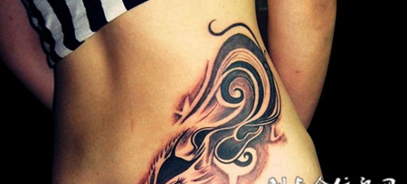 腰侧的狐狸纹身