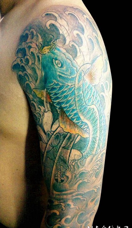 胳膊上的鲤鱼浪花纹身