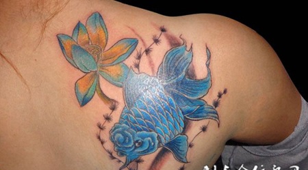 背部金鱼莲花纹身