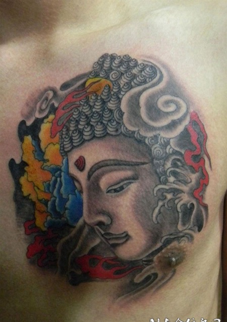 胸前的眯眼如来纹身