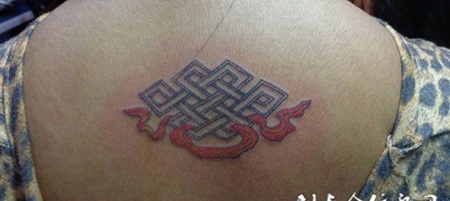 背部中国结纹身