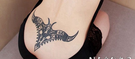 腰线蝙蝠纹身