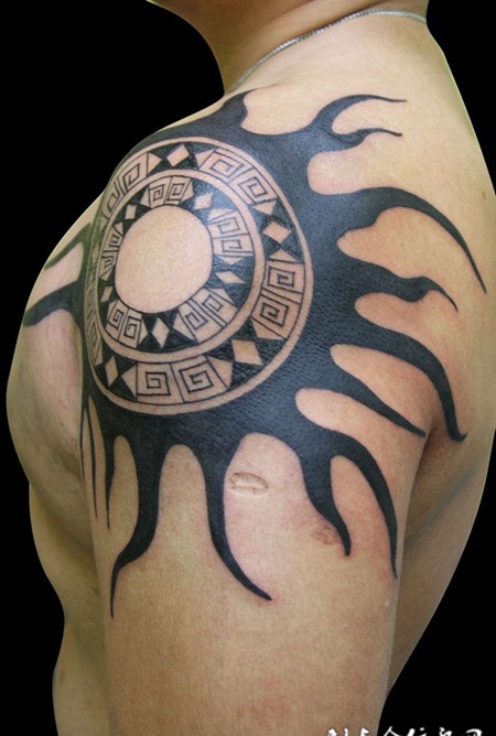 肩膀上的太阳图腾纹身