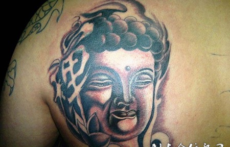 后背上的佛像纹身