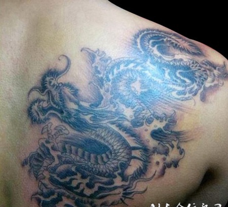 背部龙纹身