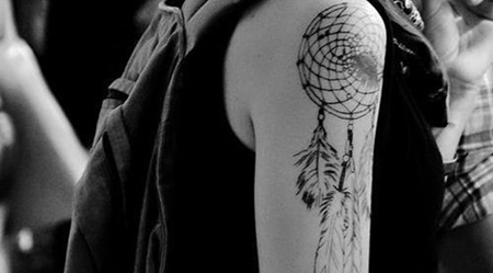 大臂黑灰色的捕梦网纹身图案