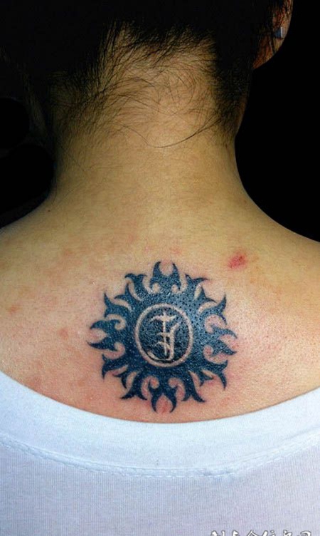 背部太阳纹身
