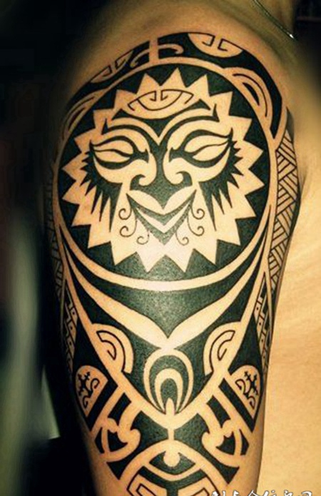 胳膊上的抽象图腾纹身