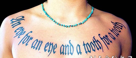 胸前的英文纹身