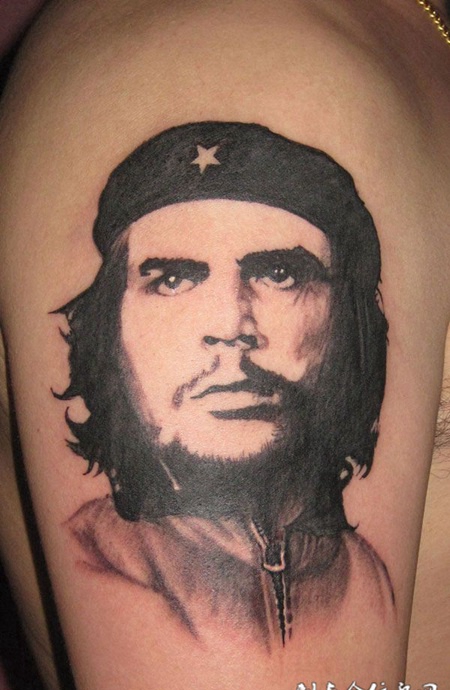 胳膊上的男士头像纹身