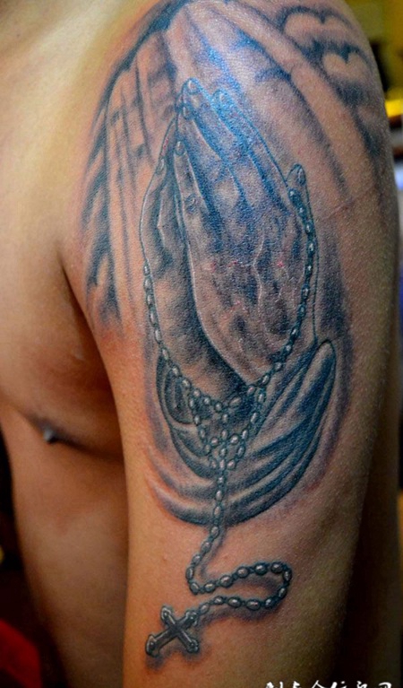 胳膊上祷告的手