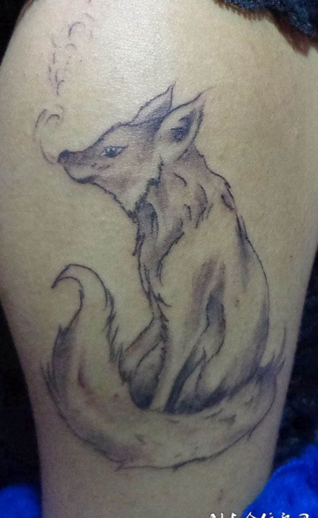 腿部狐狸纹身