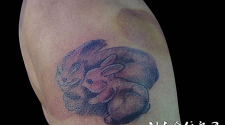 胳膊上的兔子纹身