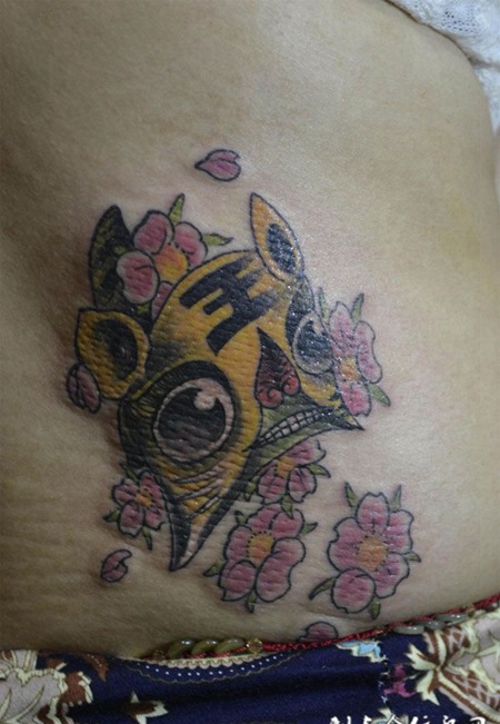 腰侧的虎头鞋纹身