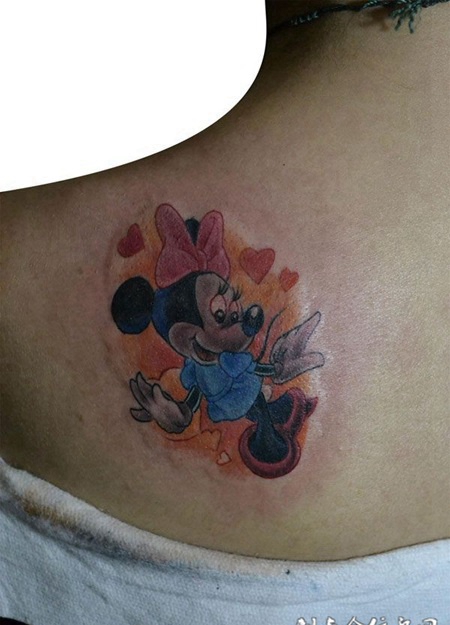 背部米老鼠纹身