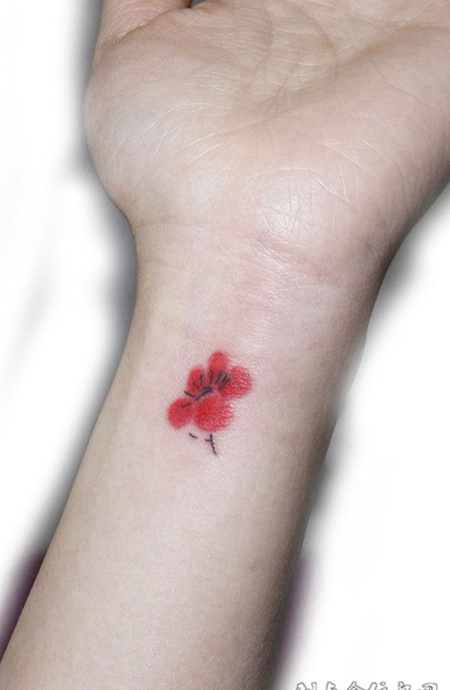 手腕上的梅花纹身