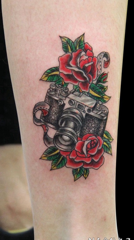 小腿上的相机纹身