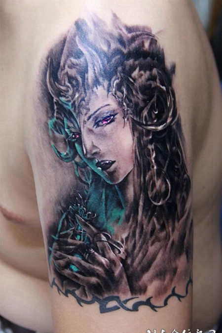 胳膊上的美女恶魔纹身