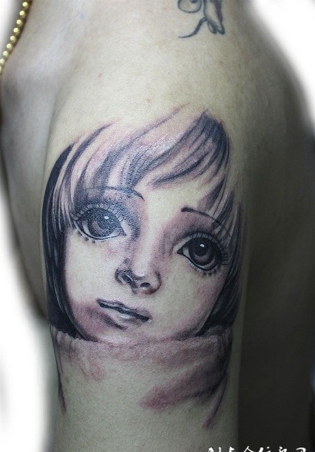 胳膊上的美女娃娃纹身