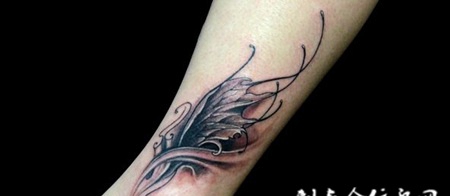 脚踝上的翅膀纹身