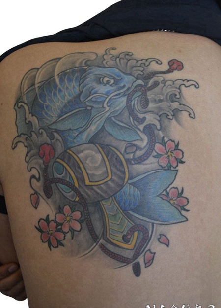 背部招财鲤鱼纹身