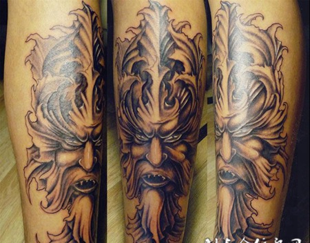 小腿上的吸血恶魔纹身