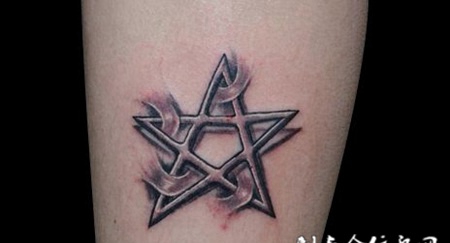 穿过皮肤的五角星纹身