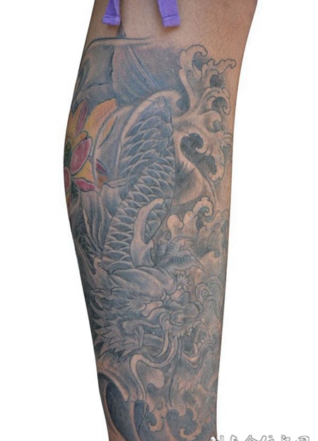 小腿上的鳌鱼莲花纹身