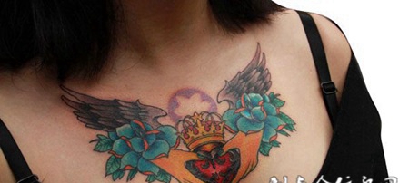 双手托着的心纹身