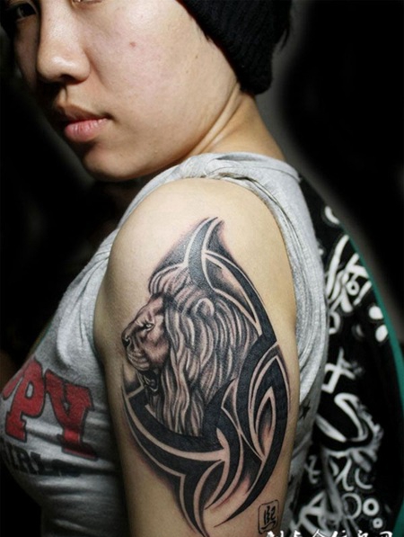 胳膊上的狮子纹身