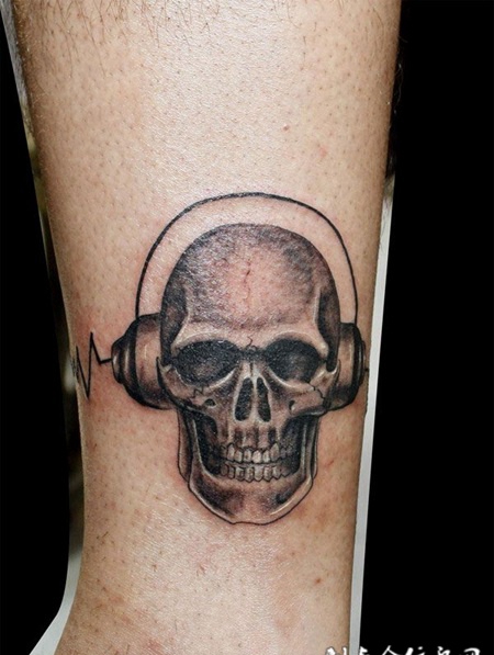 带着耳麦的骷髅纹身