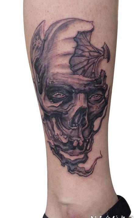 小腿上碎裂的骷髅纹身