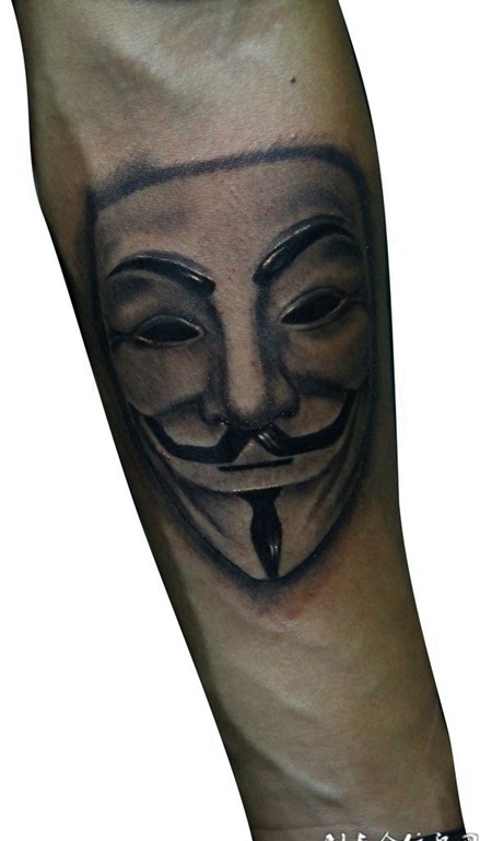 胳膊上的面具纹身