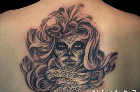 背部花脸美女纹身