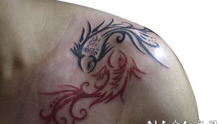 肩膀上的双鱼纹身