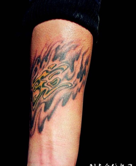 胳膊上燃着火焰的文字纹身