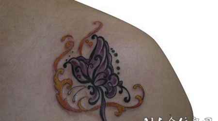 肩膀上的蝴蝶图腾纹身