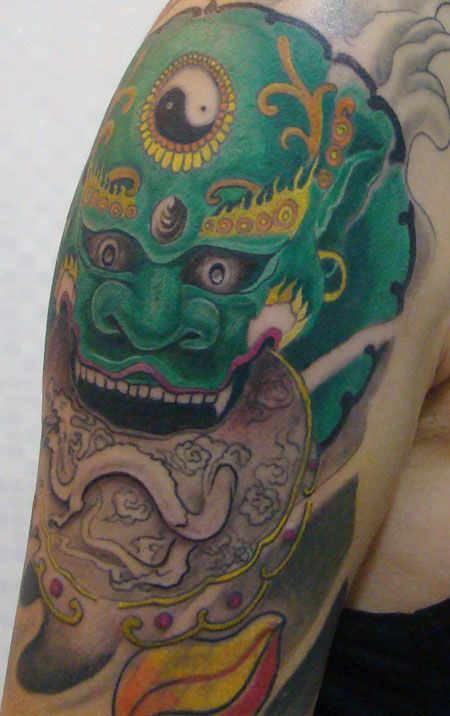 大臂唐狮子八卦纹身图案