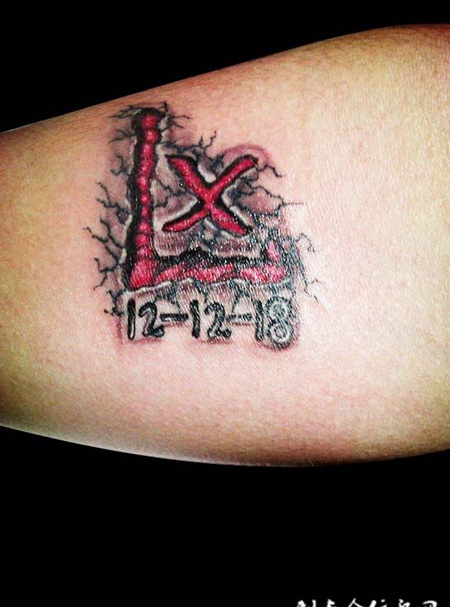 小腿上的英文字母纹身