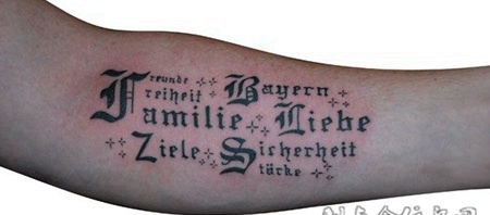 胳膊上的英文文字纹身