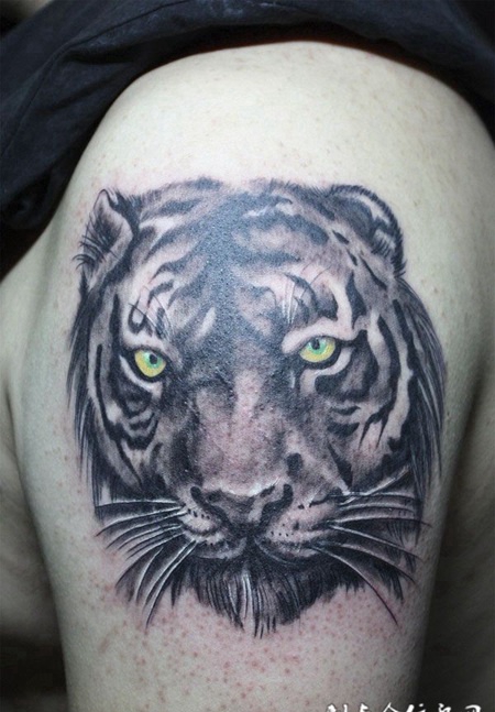 胳膊上的老虎头纹身