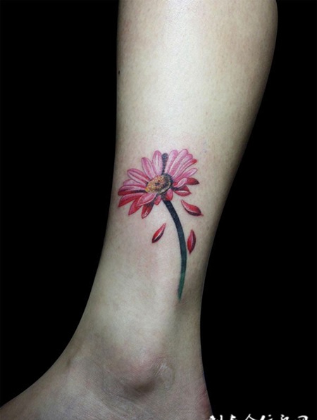 脚踝上的雏菊纹身