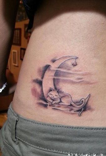 侧腰慵懒的猫咪月亮纹身图案