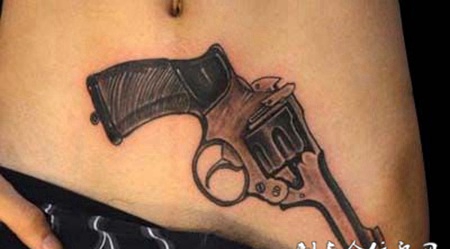 腰侧的手枪纹身
