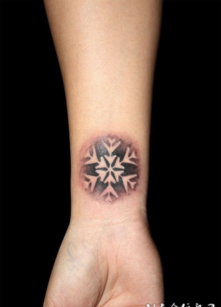 手腕上的雪花纹身