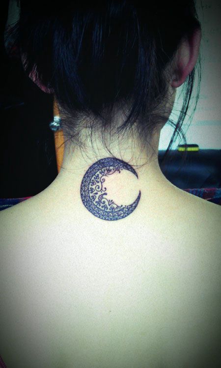 美女颈部后月亮纹身图案
