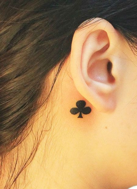 耳后的扑克梅花纹身图案
