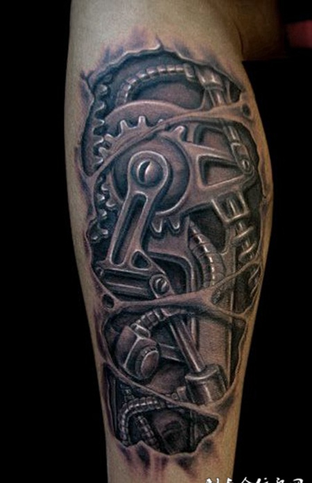 小腿上的机械纹身